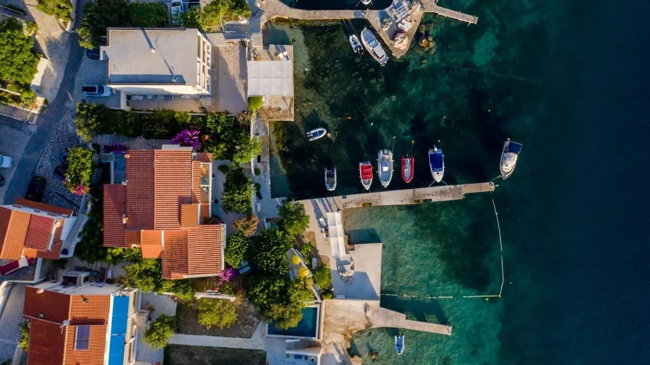 Beachfront Apartment With 1 Bedroom And Terrace Supetarska Draga 0*,